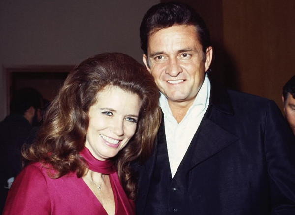 Vợ chồng nghệ sĩ June Carter và Johnny Cash chụp ảnh năm 1969. Ảnh: Michael Ochs Archives/ Getty.