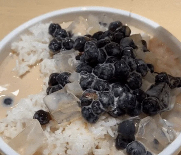 Cơm trộn cả trà sữa, trân châu, thạch, đá. Ảnh: Douyin. Cơm trộn cả trà sữa, trân châu, thạch, đá. Ảnh: Douyin.