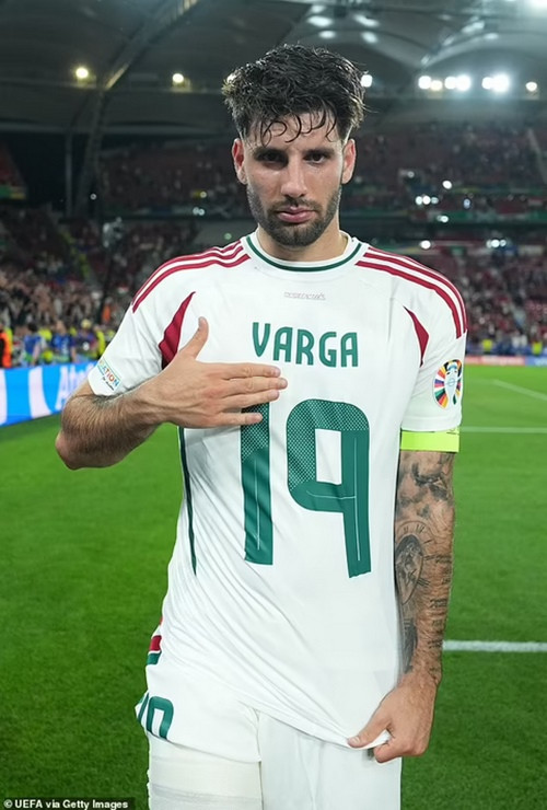 Szoboszlai mặc áo của đồng đội Varga sau trận đấu. Ảnh: UEFA via Getty.