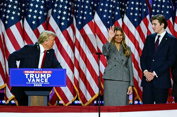 Bà Melania Trump mặc bộ váy của thương hiệu Dior trong buổi tuyên bố chiến thắng của chồng - ông Donald Trump. Ảnh: AFP via Getty Images. Bà Melania Trump mặc bộ váy của thương hiệu Dior trong buổi tuyên bố chiến thắng của chồng - ông Donald Trump. Ảnh: AFP via Getty Images.