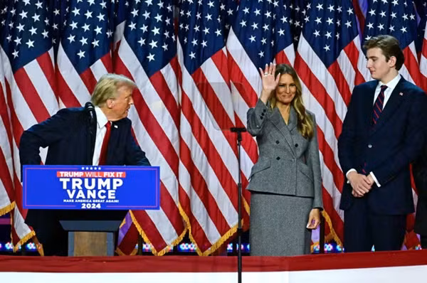 Bà Melania Trump mặc bộ váy của thương hiệu Dior trong buổi tuyên bố chiến thắng của chồng - ông Donald Trump. Ảnh: AFP via Getty Images.