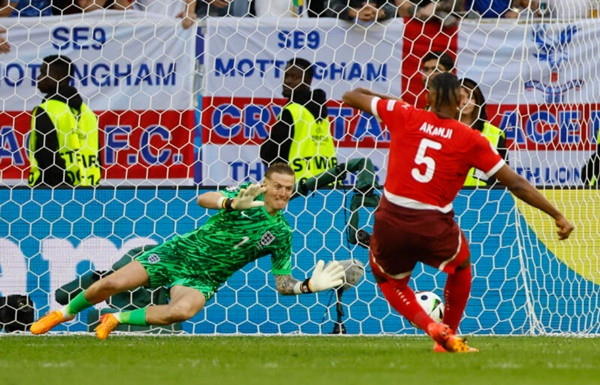 Pickford cản phá được quả penalty. Ảnh: WOLFGANG RATTAY/ REUTERS.