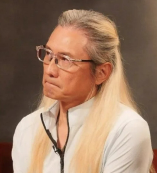 Trước đây, ông Tino để tóc ngắn nhưng sau khi con mất, ông để tóc dài vì con gái từng rất thích chạm vào tóc ông. Ảnh: MomoTV. Trước đây, ông Tino để tóc ngắn nhưng sau khi con mất, ông để tóc dài vì con gái từng rất thích chạm vào tóc ông. Ảnh: MomoTV.