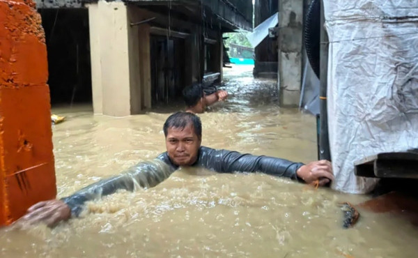 Một người lội trong nước lụt do bão Doksuri ở Philippines. Ảnh: Bernie Sipin Dela Cruz/ AP. Một người lội trong nước lụt do bão Doksuri ở Philippines. Ảnh: Bernie Sipin Dela Cruz/ AP.