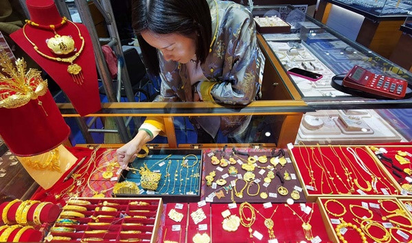Nhiều người thích mua vàng cầu may vào ngày vía Thần Tài. Ảnh: VCG.