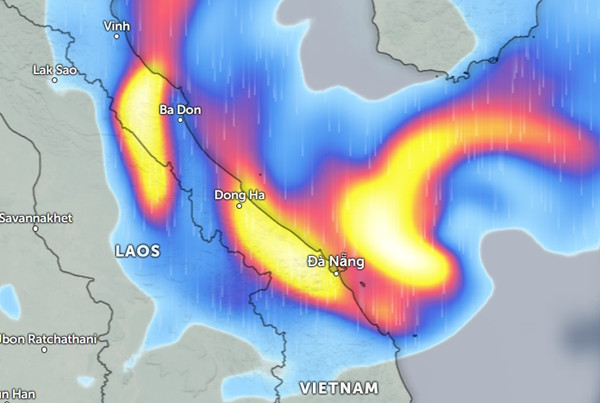 Dự báo mưa ở một số tỉnh thành miền Trung nước ta vào đêm 18, rạng sáng 19/9 (màu xanh da trời là mưa nhỏ đến vừa, màu đỏ là mưa vừa đến mưa to, màu vàng đến trắng là mưa rất to). Ảnh: Zoom Earth, OpenStreetMap. Dự báo mưa ở một số tỉnh thành miền Trung nước ta vào đêm 18, rạng sáng 19/9 (màu xanh da trời là mưa nhỏ đến vừa, màu đỏ là mưa vừa đến mưa to, màu vàng đến trắng là mưa rất to). Ảnh: Zoom Earth, OpenStreetMap.