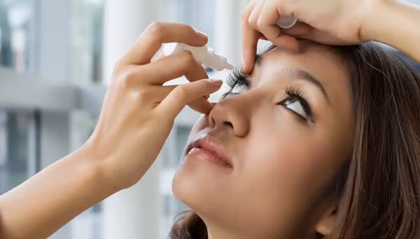 Một số loại thuốc nhỏ mắt có thể khiến nước mắt đổi màu dù sau cả vài ngày. Ảnh minh họa: Shutterstock.