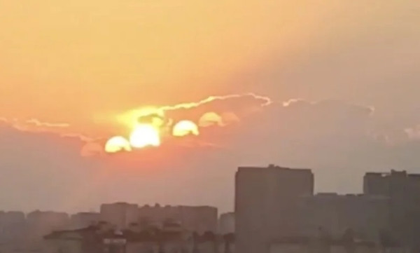 Hình ảnh 7 Mặt Trời rực rỡ trên bầu trời trông thật mê hoặc. Ảnh: Shanghai Daily. Hình ảnh 7 Mặt Trời rực rỡ trên bầu trời trông thật mê hoặc. Ảnh: Shanghai Daily.