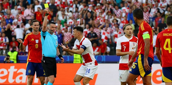 Trọng tài không phạt thẻ đỏ với Rodri là đúng, theo quy định mới của IFAB. Ảnh: Getty. Trọng tài không phạt thẻ đỏ với Rodri là đúng, theo quy định mới của IFAB. Ảnh: Getty.