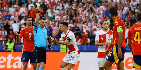 Trọng tài không phạt thẻ đỏ với Rodri là đúng, theo quy định mới của IFAB. Ảnh: Getty.