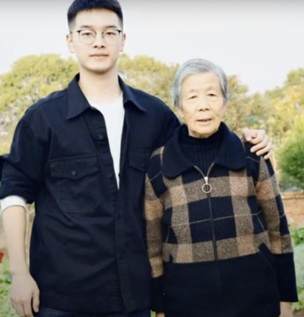 Wang Zhan và bà ngoại của anh khi bà còn sống. Ảnh: SCMP.
