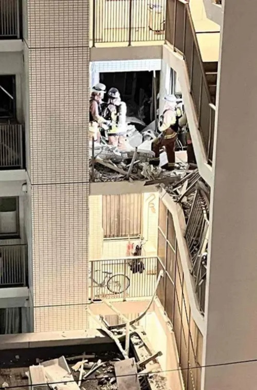 Đội cứu hỏa đang xem xét căn hộ chung cư nơi xảy ra vụ nổ. Ảnh: The Star. Đội cứu hỏa đang xem xét căn hộ chung cư nơi xảy ra vụ nổ. Ảnh: The Star.