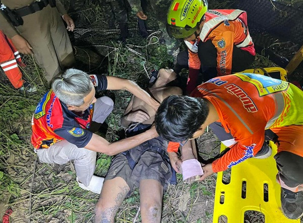 Anh Liu được cứu lên trong khoảng 30 phút. Ảnh: Mae Sot Kanchanaburi Foundation. Anh Liu được cứu lên trong khoảng 30 phút. Ảnh: Mae Sot Kanchanaburi Foundation.