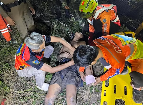 Anh Liu được cứu lên trong khoảng 30 phút. Ảnh: Mae Sot Kanchanaburi Foundation.