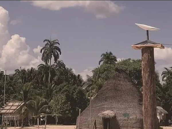 Ăng-ten Starlink được lắp ở nơi bộ lạc Marubo sinh sống. Ảnh: NAVI GLOBAL/ Starlink in the Amazon Forest.