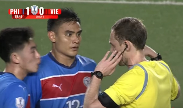 Các cầu thủ ĐT Philippines rất sốt ruột với việc check VAR. Ảnh: FPT/ YouTube. Các cầu thủ ĐT Philippines rất sốt ruột với việc check VAR. Ảnh: FPT/ YouTube.