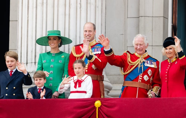 Vua Charles III, Hoàng hậu Camilla và gia đình William - Kate trong lễ diễu hành năm ngoái. Ảnh: Samir Hussein/ WireImage. Vua Charles III, Hoàng hậu Camilla và gia đình William - Kate trong lễ diễu hành năm ngoái. Ảnh: Samir Hussein/ WireImage.