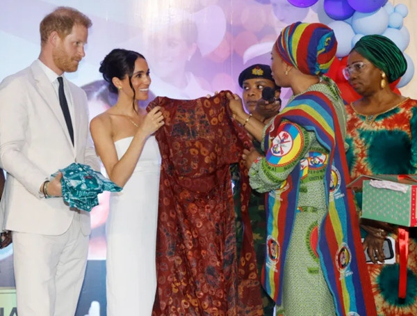 Harry - Meghan lúc nhận một số quà tặng khi tới thăm Nigeria. Ảnh: Getty. Harry - Meghan lúc nhận một số quà tặng khi tới thăm Nigeria. Ảnh: Getty.