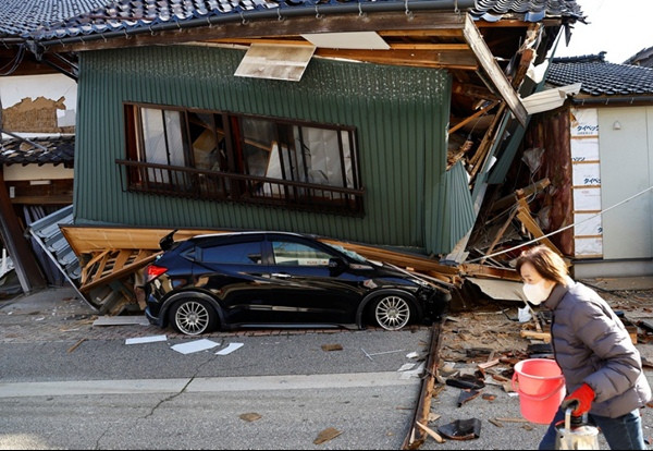 Nhiều nhà cửa, xe cộ hư hại sau động đất ở tỉnh Ishikawa. Ảnh: Sky News. Nhiều nhà cửa, xe cộ hư hại sau động đất ở tỉnh Ishikawa. Ảnh: Sky News.