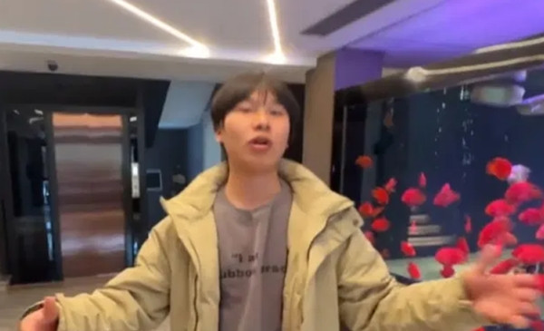 Anh con trai rất sốc khi biết "hoàn cảnh" thực sự của cha mình. Ảnh: Douyin. Anh con trai rất sốc khi biết "hoàn cảnh" thực sự của cha mình. Ảnh: Douyin.