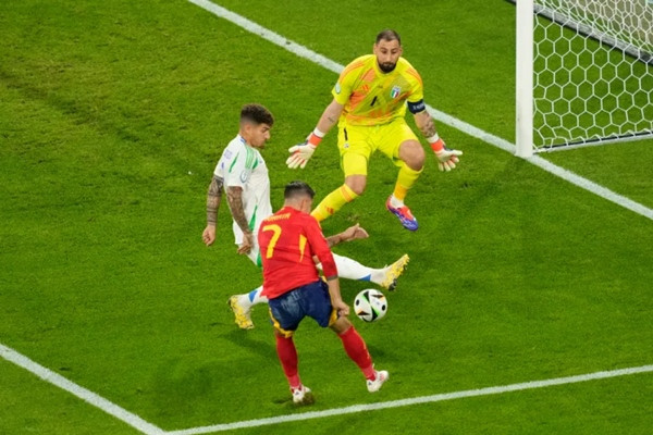 Donnarumma (áo vàng) đã chơi xuất sắc. Ảnh: Andreea Alexandru/ AP.