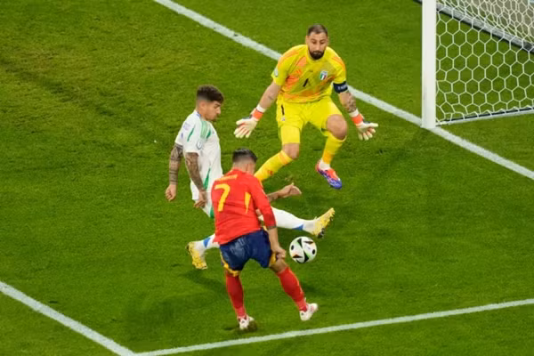 Donnarumma (áo vàng) đã chơi xuất sắc. Ảnh: Andreea Alexandru/ AP.