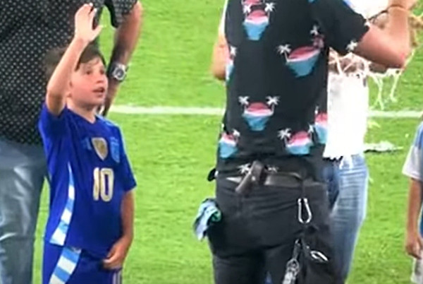 "Cho cháu với!". Ảnh: Seven Masters. "Cho cháu với!". Ảnh: Seven Masters.