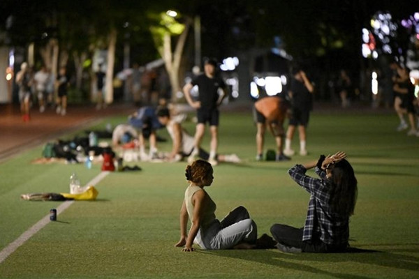 Nhiều người dân ở Gwangju (Hàn Quốc) ra ngồi ngoài bãi cỏ cho đỡ nóng trong một buổi đêm nhiệt đới vào cuối tháng 7 vừa rồi. Ảnh: Newsis/ The Korea Times. Nhiều người dân ở Gwangju (Hàn Quốc) ra ngồi ngoài bãi cỏ cho đỡ nóng trong một buổi đêm nhiệt đới vào cuối tháng 7 vừa rồi. Ảnh: Newsis/ The Korea Times.