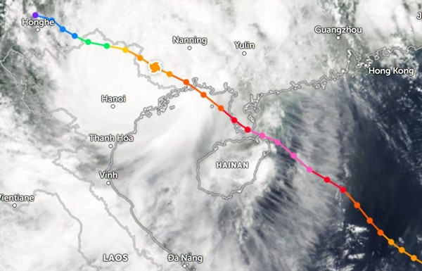 Một phần đường đi của bão Rammasun (Thần Sấm) vào 10 năm trước, những phần màu hồng là khi Rammasun ở cấp siêu bão. Ảnh: Zoom Earth, NASA. Một phần đường đi của bão Rammasun (Thần Sấm) vào 10 năm trước, những phần màu hồng là khi Rammasun ở cấp siêu bão. Ảnh: Zoom Earth, NASA.