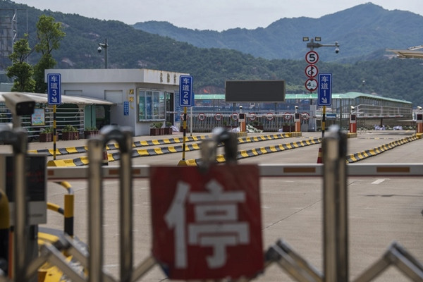 Một bến phà ở tỉnh Chiết Giang (Trung Quốc) đóng cửa tạm thời khi bão Bebinca sắp đổ bộ. Ảnh: Jiang Han/ Xinhua via AP. Một bến phà ở tỉnh Chiết Giang (Trung Quốc) đóng cửa tạm thời khi bão Bebinca sắp đổ bộ. Ảnh: Jiang Han/ Xinhua via AP.