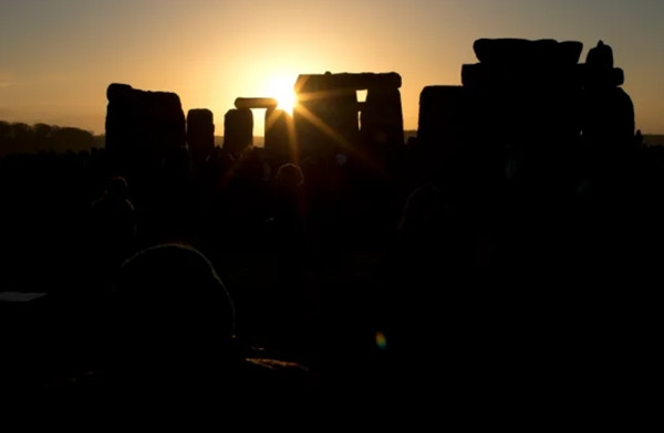 Mặt Trời mọc vào ngày Đông Chí, ảnh chụp ở bãi đá cổ Stonehenge (Anh). Ảnh: Matt Dunham/ AP. Mặt Trời mọc vào ngày Đông Chí, ảnh chụp ở bãi đá cổ Stonehenge (Anh). Ảnh: Matt Dunham/ AP.