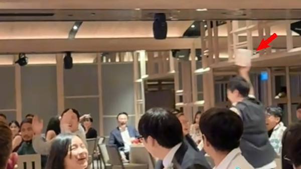 Vị khách may mắn. Ảnh: Zina Ng. Vị khách may mắn. Ảnh: Zina Ng.