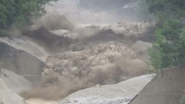 "Dòng sông đất đá" đổ xuống dốc núi. Ảnh: Storyful News. "Dòng sông đất đá" đổ xuống dốc núi. Ảnh: Storyful News.