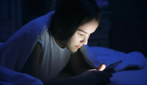 Nhiều người còn có thói quen dùng điện thoại ngay trước khi đi ngủ, vậy mà vẫn không mơ thấy điện thoại. Ảnh: kryhov/ Shutterstock. Nhiều người còn có thói quen dùng điện thoại ngay trước khi đi ngủ, vậy mà vẫn không mơ thấy điện thoại. Ảnh: kryhov/ Shutterstock.