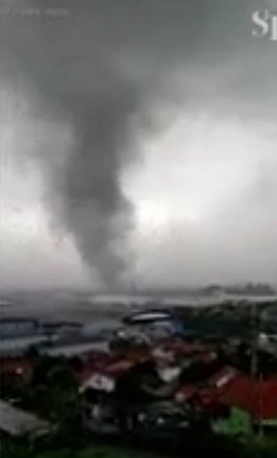 Trận lốc xoáy nhìn từ đằng xa. Ảnh: The Straits Times. Trận lốc xoáy nhìn từ đằng xa. Ảnh: The Straits Times.