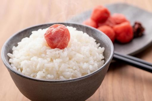 Bữa tối nào cũng chỉ là bát cơm với một quả mơ muối và ít rau dưa muối. Ảnh minh họa: PhotoAC.