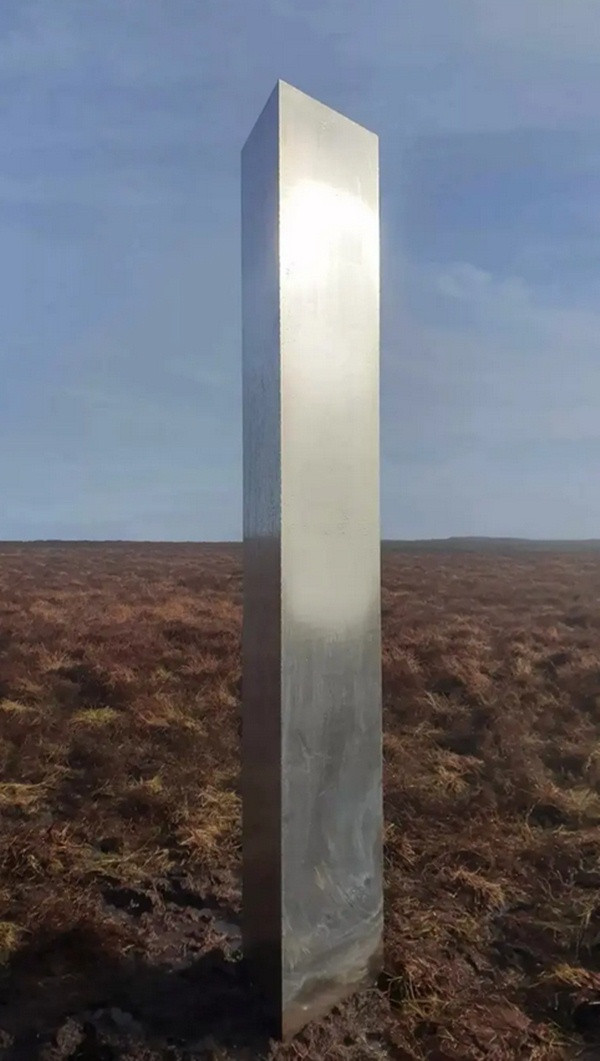 Cột kim loại mới xuất hiện trên một ngọn đồi chẳng mấy ai lui tới ở xứ Wales. Ảnh: Richard Haynes.