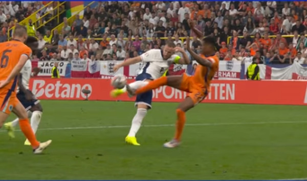 Dumfries hướng gầm giày đinh ra phía trước, việc này được cho là gây nguy hiểm cho đối phương. Ảnh: YouTube. Dumfries hướng gầm giày đinh ra phía trước, việc này được cho là gây nguy hiểm cho đối phương. Ảnh: YouTube.