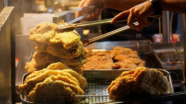 Các món ăn được rán bằng dầu dùng đi dùng lại là rất không tốt. Ảnh minh họa: Oriental Daily. Các món ăn được rán bằng dầu dùng đi dùng lại là rất không tốt. Ảnh minh họa: Oriental Daily.