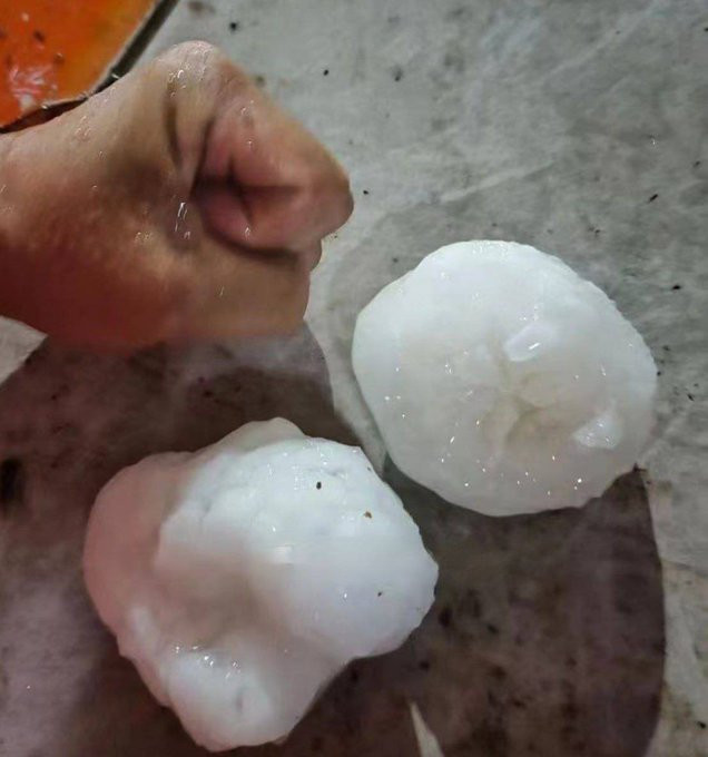 Những cục đá lớn trong mưa đá đi kèm với lốc xoáy ở Quảng Châu (tỉnh Quảng Đông, Trung Quốc). Ảnh: Mike.