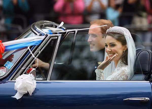 Trong ngày cưới, William có lúc mặc bộ đồng phục của Blues and Royals, nhưng không mặc nhiều như bộ trang phục màu đỏ và đen nên ít người để ý. Ảnh: Getty.