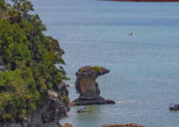 Cột đá Đầu Rắn Hổ Mang khi còn đứng sừng sững ở gần bờ biển. Ảnh: Vanakkam Malaysia. Cột đá Đầu Rắn Hổ Mang khi còn đứng sừng sững ở gần bờ biển. Ảnh: Vanakkam Malaysia.