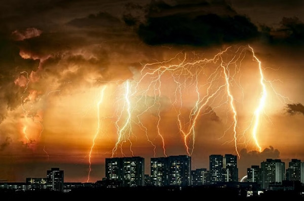 Khu vực Đông Nam Á là nơi có nhiều sét, chẳng hạn Singapore là một trong những nước có tỷ lệ sét cao nhất thế giới. Ảnh: Paul Lee.