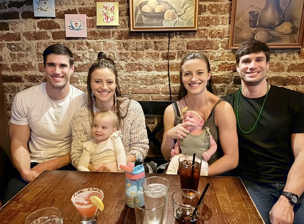 2 cặp đôi và 2 con gái. Ảnh: Gia đình Sealby/ Today.