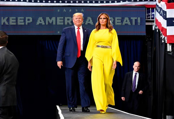 Trong nhiều dịp khác, bà Melania mặc những trang phục rất nổi bật. Ảnh: AFP via Getty Images. Trong nhiều dịp khác, bà Melania mặc những trang phục rất nổi bật. Ảnh: AFP via Getty Images.