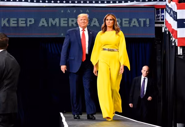 Trong nhiều dịp khác, bà Melania mặc những trang phục rất nổi bật. Ảnh: AFP via Getty Images.