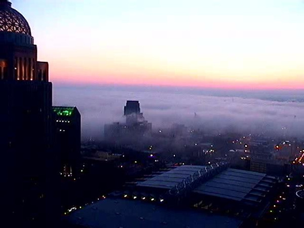 Sương mù bình lưu có thể trông rất giống mây tràn vào thành phố. Ảnh: WHAS.