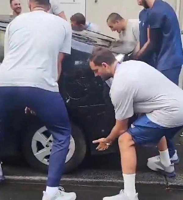 Nhiều người dân bất ngờ được xem trực tiếp một "show" thể hiện sức mạnh của các vận động viên Olympics. Ảnh: The Greek Herald. Nhiều người dân bất ngờ được xem trực tiếp một "show" thể hiện sức mạnh của các vận động viên Olympics. Ảnh: The Greek Herald.