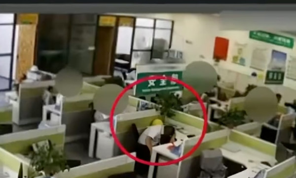 Anh Zhang ngủ gục ở bàn làm việc. Ảnh: JSTV. Anh Zhang ngủ gục ở bàn làm việc. Ảnh: JSTV.