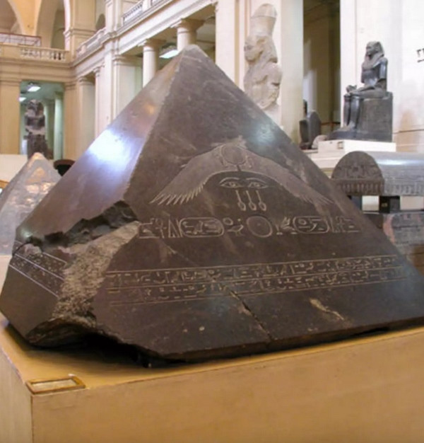 Nhiều nhà khoa học cho rằng Đại Kim tự tháp Giza thiếu một viên đá kiểu thế này ở trên đỉnh. Ảnh: Wiki Commons.